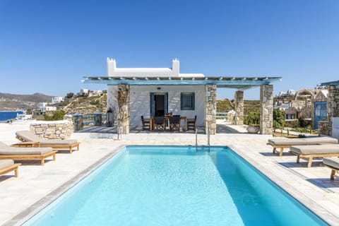Property building, Patio, Day, Pool view, Swimming pool, sunbed