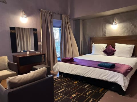 Bed, Photo of the whole room, Seating area, Meals, children, Family, locker, air conditioner