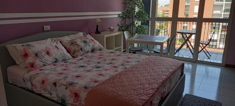 Bed, View (from property/room), Balcony/Terrace, Photo of the whole room, Seating area, Bedroom