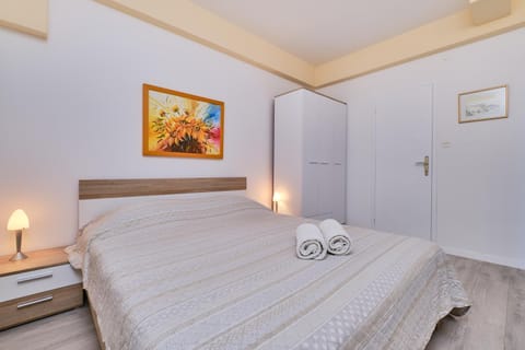 Bed, Bedroom, towels, wardrobe