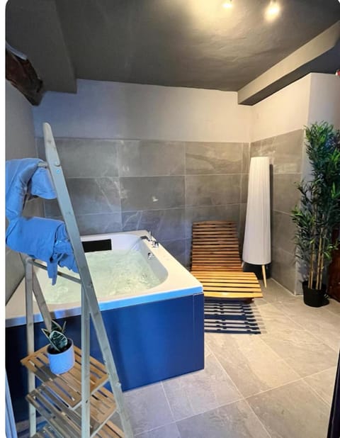 Hot Tub, Bath