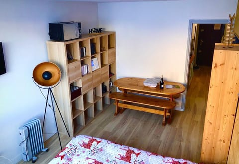 Bed, Photo of the whole room, hair dresser