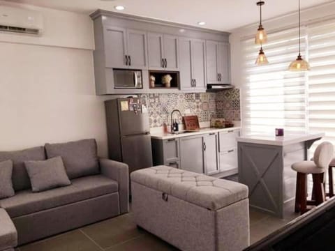 Kitchen or kitchenette, Living room, Seating area, Dining area, minibar, air conditioner