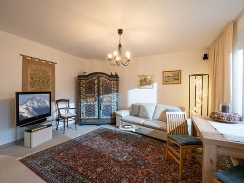 Living room, Photo of the whole room, Seating area, Dining area