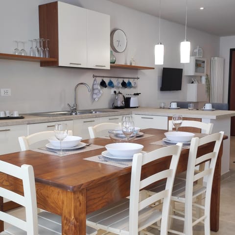 Coffee/tea facilities, Kitchen or kitchenette, Dining area, Quiet street view, dishwasher, stove, toaster, towels, air conditioner