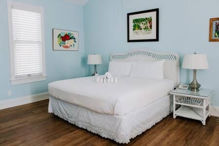 Classic King- Curry Mansion with Heated Pool! Inn in Key West