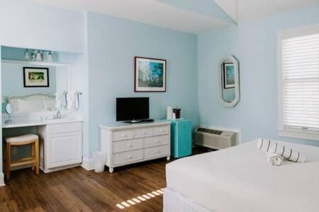 Classic King- Curry Mansion with Heated Pool! Inn in Key West