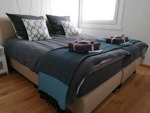 Bed, Bedroom, towels, towels