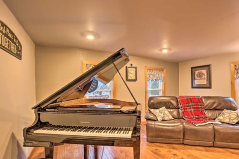 Deck and Hot Tub Pet-Friendly Seneca Lake Home! House in Seneca Lake