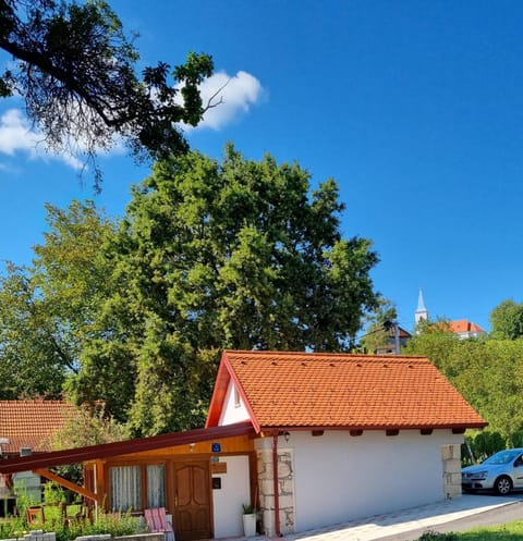 Property building, Neighbourhood