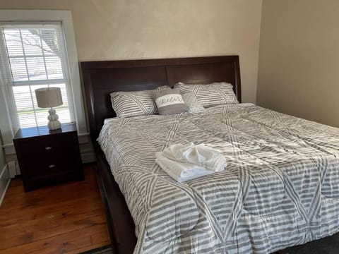 Spacious 5 BR Home w/ Hot Tub House in Lake Erie