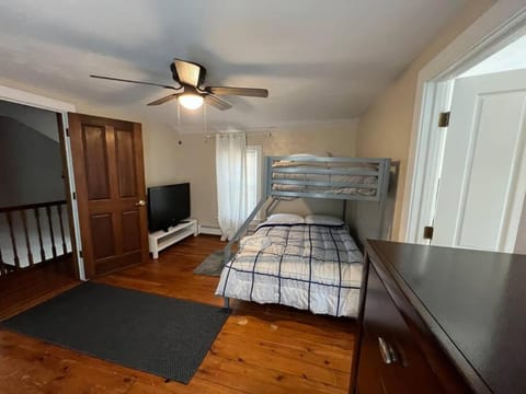 Spacious 5 BR Home w/ Hot Tub House in Lake Erie