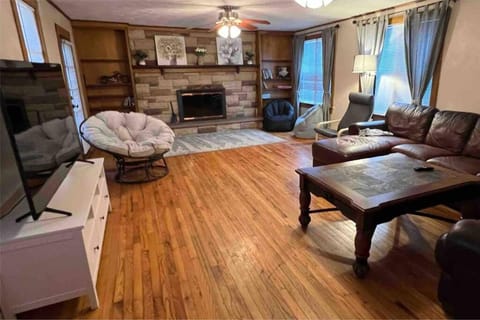 Spacious 5 BR Home w/ Hot Tub House in Lake Erie