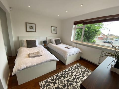 Modern 3-Bedroom villa, 3 Parking Spaces, WiFi House in South Oxfordshire District