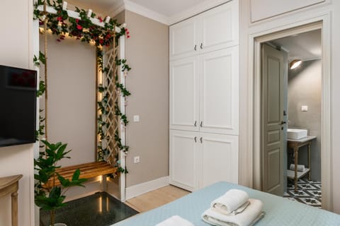 Bed, TV and multimedia, Photo of the whole room, Bedroom, towels