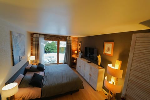 TV and multimedia, Photo of the whole room, Bedroom