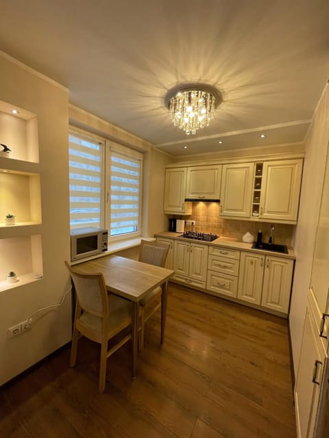 Kitchen or kitchenette, Dining area, minibar, stove