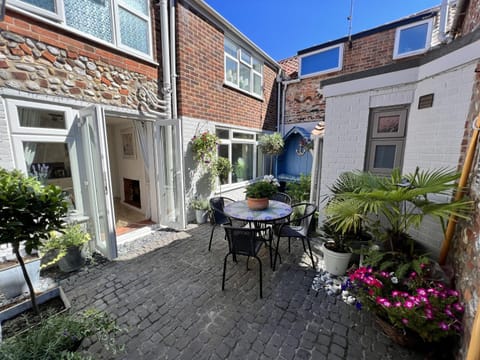 Property building, Patio, Day, Garden, Dining area