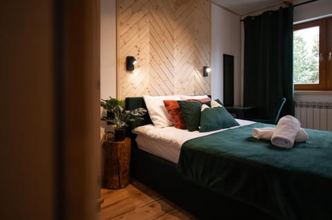 Bed, Bedroom, towels