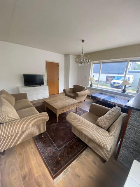 Communal lounge/ TV room, TV and multimedia, Living room, Seating area, Evening entertainment