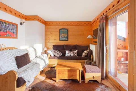 Bed, Living room, Bedroom, fireplace