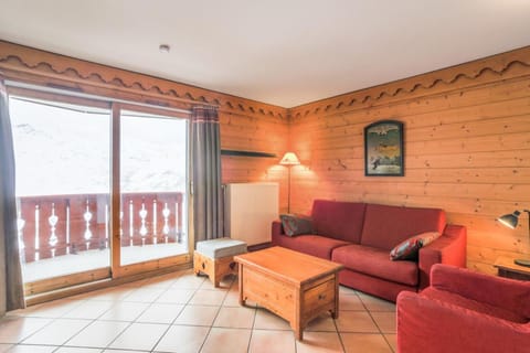 Bed, Living room, fireplace, kitchen