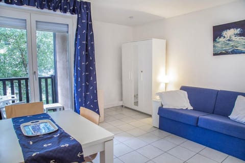 Bed, Bathroom