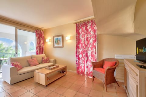 Bed, Living room, Bedroom, fireplace, kitchen