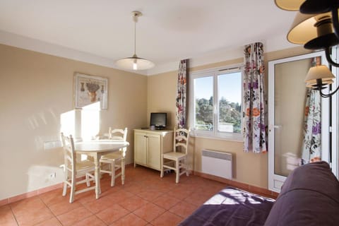Bed, Living room, fireplace, kitchen