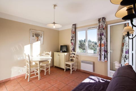 Bed, Living room, fireplace, kitchen