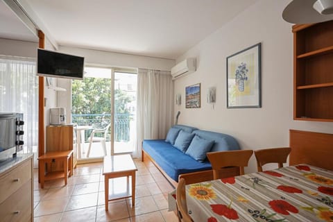 Bed, Living room, fireplace, kitchen
