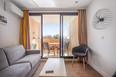 Bed, Living room, kitchen