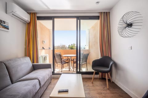 Bed, Living room, kitchen