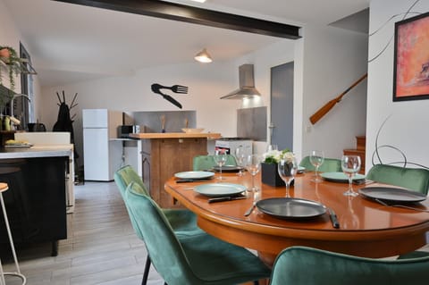 Kitchen or kitchenette, Dining area, oven