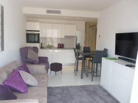 TV and multimedia, Kitchen or kitchenette, Living room, Seating area