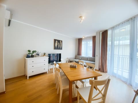 TV and multimedia, Living room, Seating area, Dining area
