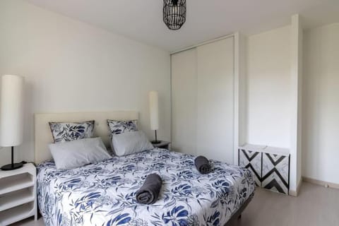Bed, Photo of the whole room, wardrobe
