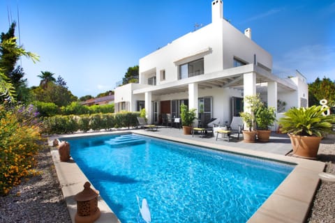 Property building, Garden, Pool view, Swimming pool, sunbed