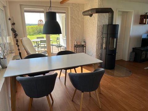 Seating area, Dining area