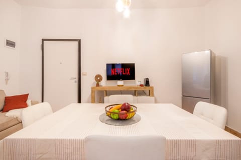 TV and multimedia, Living room, Seating area, Dining area, Evening entertainment