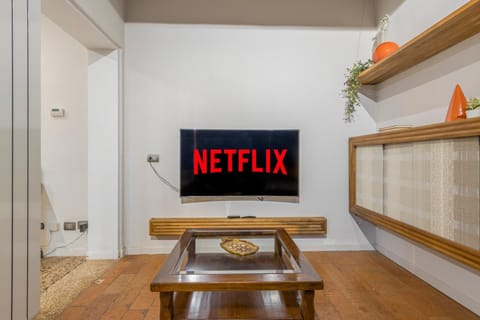 TV and multimedia, Living room, Seating area, Evening entertainment