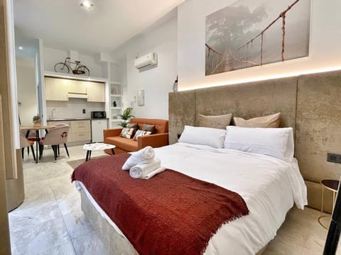 Bed, Balcony/Terrace, Kitchen or kitchenette, Living room, Seating area, Dining area, Bedroom, air conditioner
