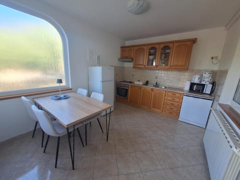 Coffee/tea facilities, Kitchen or kitchenette, Dining area, dishwasher, oven, stove, toaster