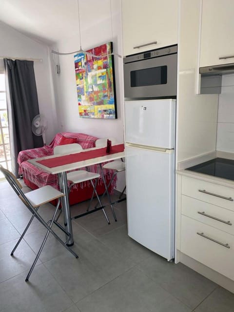 Kitchen or kitchenette, Dining area, minibar