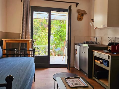 Studette indépendante et coquette avec terrasse sur jardin Apartment in Marseille