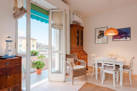 View (from property/room), Balcony/Terrace, Living room, Seating area, Dining area