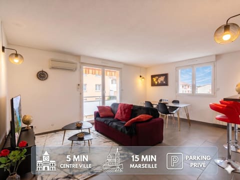 TV and multimedia, Living room, Seating area, Dining area, air conditioner