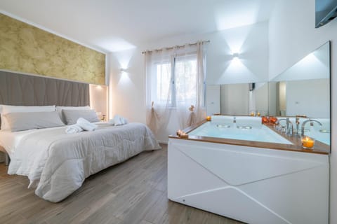 Bed, Hot Tub, TV and multimedia, Photo of the whole room