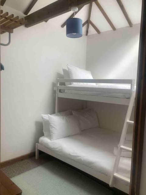 Bedroom, bunk bed