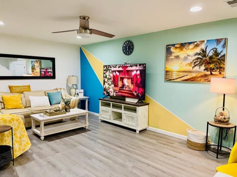 Luxury Modern & Cute- Minutes to The White-Sand Beaches House in Wright